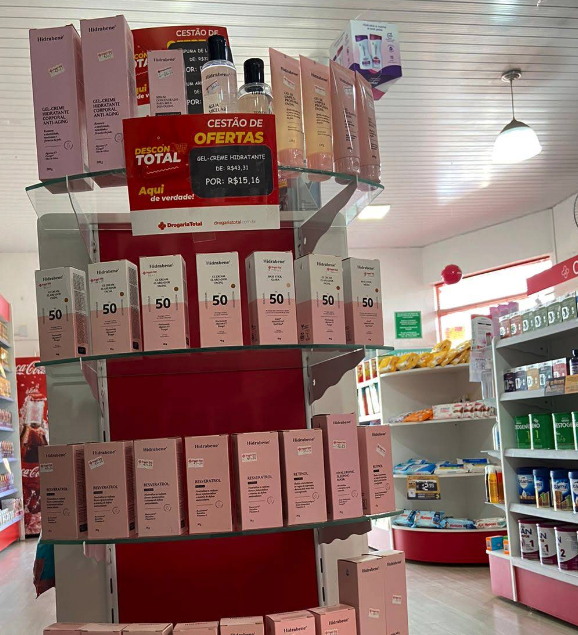 Farmacêutica atendendo cliente com atenção e cuidado
