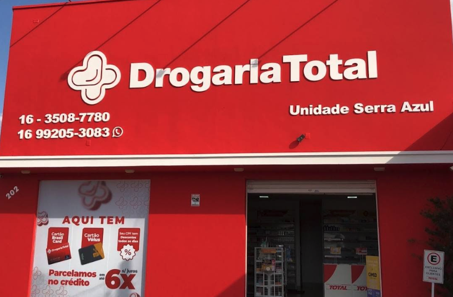 Corredor com ampla variedade de produtos de saúde e bem-estar