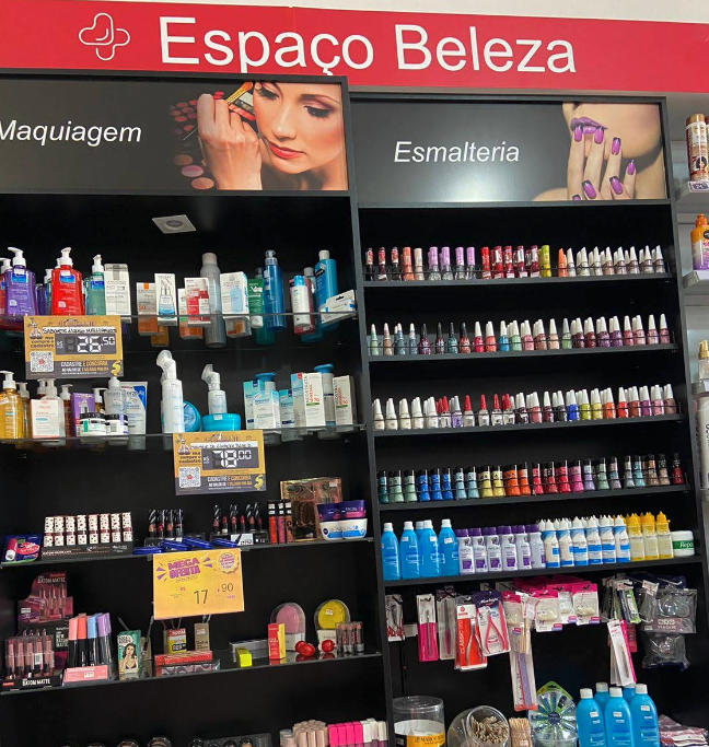 Interior espaçoso e organizado da Drogaria Total
